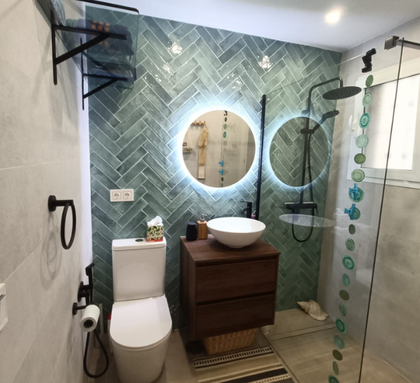 Un baño con esencia de mar y frescura después