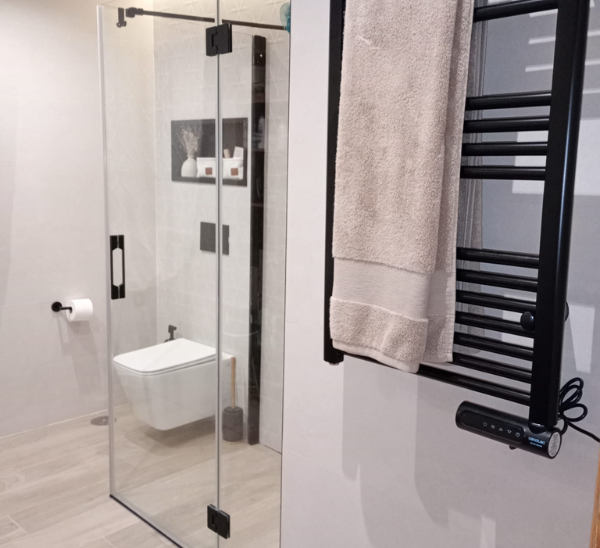 Toallero, plato de ducha y inodoro flotante