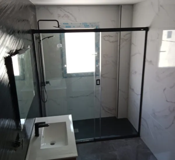 Mampara y griferia en negro despues