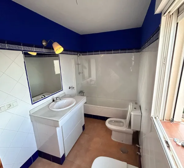 Baño antiguo franja azul antes